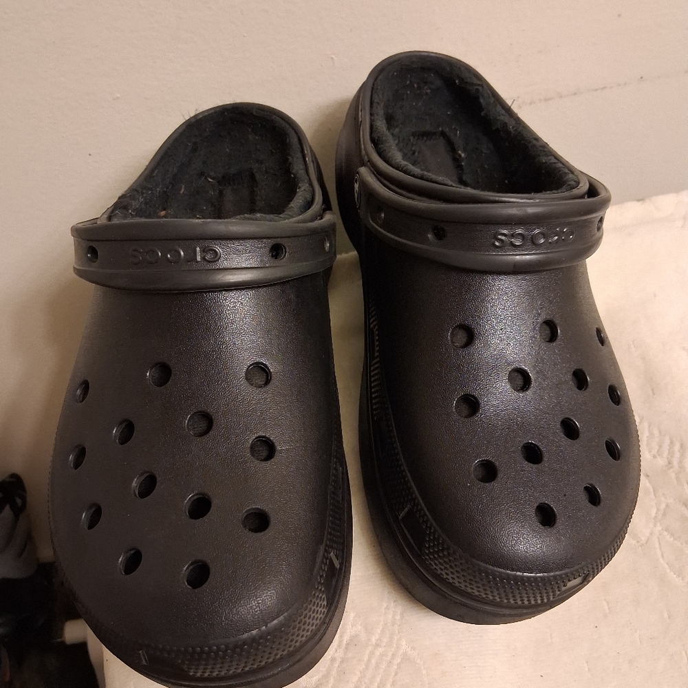 CROCS Black Classic Clogs - Picture 5 of 16